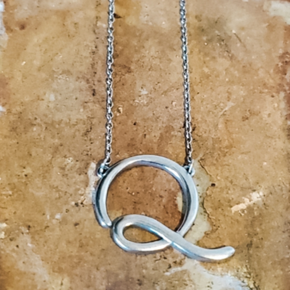 14kt white gold Q necklace